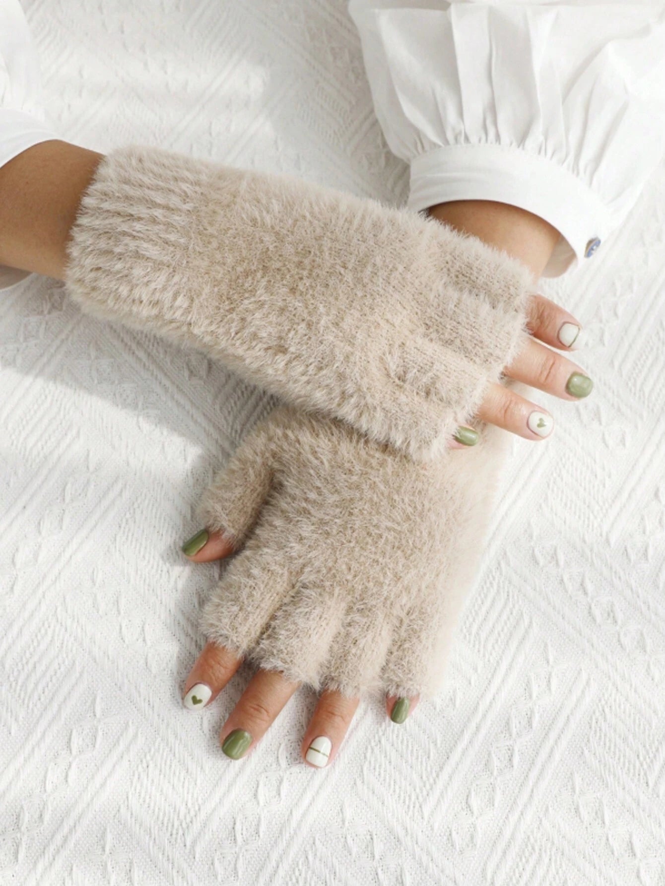 2 Pairs Unisex Solid Color Cute Fuzzy Half-Finger Gloves