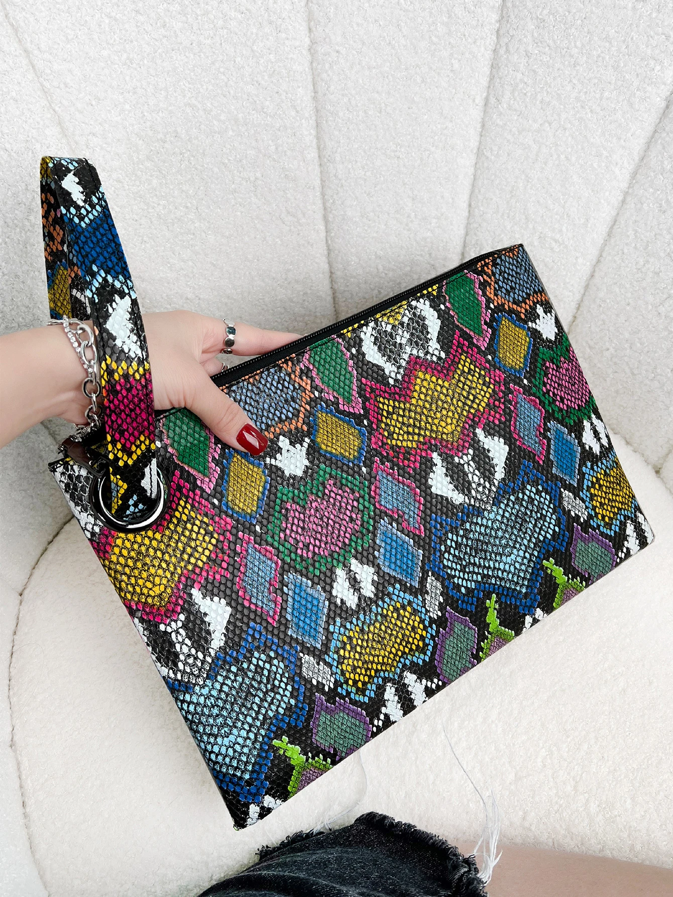 Fashionable Color Collision Snake Print Large Capacity Zipper Wrist Bag - Image 2