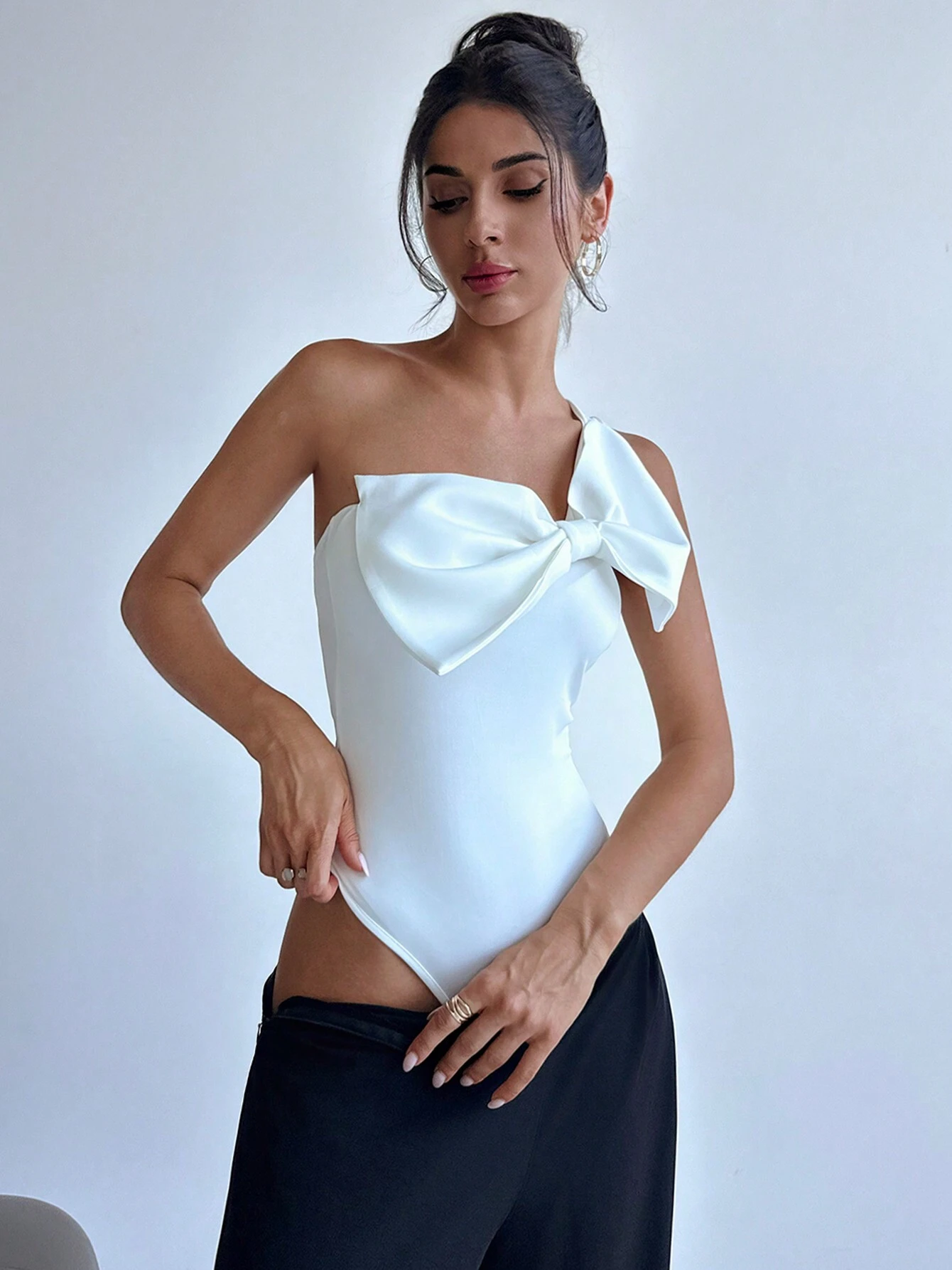 SHEIN Privé Women's Elegant One Shoulder Bodysuit With Bowknot - Image 3