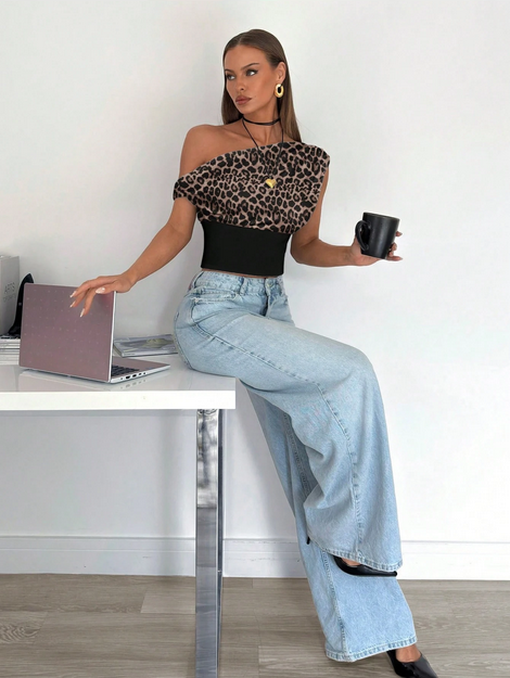 Siren Gaze Women's Asymmetric Neck Ruched Cropped Top - Image 5