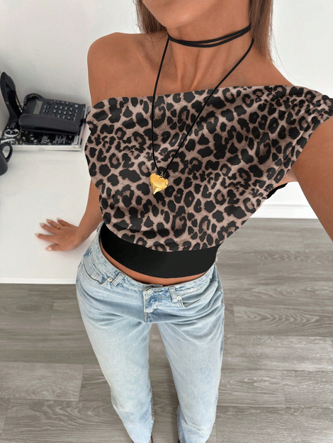 Siren Gaze Women's Asymmetric Neck Ruched Cropped Top - Image 3